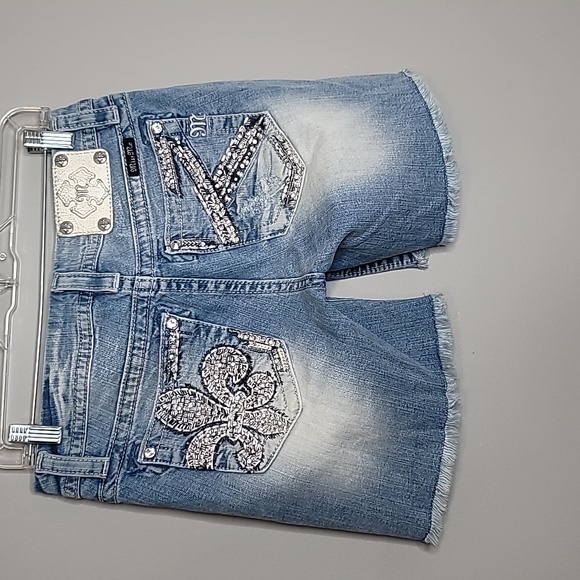 Miss Me mid jean shorts size 28 equivalent to a size 6 - Picture 3 of 10